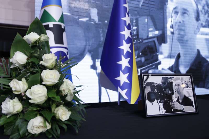 SARAJEVO, 18. januara (FENA) – U sarajevskoj Vijećnici, danas je održana komemoracija jednom od najboljih ratnih snimatelja BHRT-a, RTVBiH-a i TVSA Hakiji Hadžaliću, majstoru raskošnih slika, čovjeku koji je sa kamerom na ramenu bilježio život u, kako je istaknuto, na  komemoraciji, nemilosti. (Foto FENA/Almir Razić)
