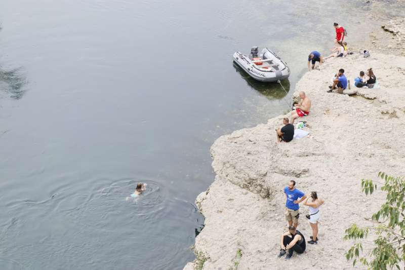 MOSTAR, 28. lipnja (FENA) – Živa u termometru popela se danas u Mostaru do 41. podioka, pokazuju službeni podaci Federalnog hidrometeorološkog zavoda. (Foto FENA/Denis Leko)