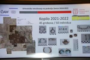 ZENICA, 22. juna (FENA) - Austrijski i bosanskohercegovački arheolozi prezentirali su danas u Muzeju Grada Zenica rezultate istraživanja prahistorijskih nalazišta Gradina na Kopilu i Mrtvačka gradina u Gradišću kod Zenice, koje su provodili od kraja 2019. godine te u skolopu kojih su pronašli i 45 grobova s 50 ljudskih skeleta iz brončanog i željeznog doba.(Foto FENA/Vehid Begunić)

