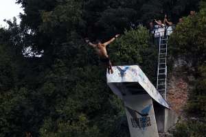 SARAJEVO, 6. augusta (FENA) - Mustafa Šarić iz Zenice osvojio je prvo mjesto na osmom takmičenje u skokovima u vodu 