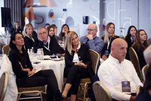 SARAJEVO, 22. septembra (FENA) - Digitalna transformacija kompanija nije jednokratan proces već podrazumijeva i praćenje digitalnih trendova - istaknuto je na konferenciji 