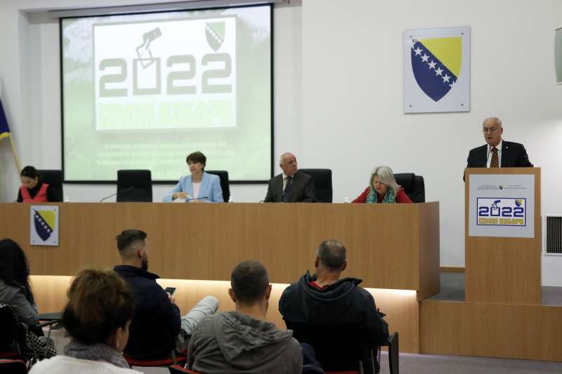 SARAJEVO, 7. oktobra (FENA) – Predsjednik Centralne izborne komisije (CIK) Bosne i Hercegovine Suad Arnautović izjavio je danas na pres-konferenciji tog tijela da zbog neizvršavanja zakonskih obaveza biračkih odbora, sa gotovo 16 posto redovnih biračkih mjesta ili oko 1.000, CIK nije mogao javnosti saopćiti izborne rezultate za pojedine organe vlasti u roku od 24 sata nakon zatvaranja biračkih mjesta. (Foto FENA/Almir Razić)