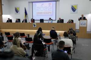 SARAJEVO, 7. oktobra (FENA) – Predsjednik Centralne izborne komisije (CIK) Bosne i Hercegovine Suad Arnautović izjavio je danas na pres-konferenciji tog tijela da zbog neizvršavanja zakonskih obaveza biračkih odbora, sa gotovo 16 posto redovnih biračkih mjesta ili oko 1.000, CIK nije mogao javnosti saopćiti izborne rezultate za pojedine organe vlasti u roku od 24 sata nakon zatvaranja biračkih mjesta. (Foto FENA/Almir Razić)
