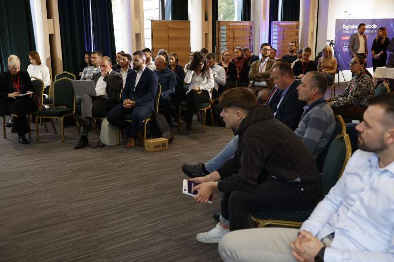 SARAJEVO, 4. decembra (FENA) - Dani digitalnih konsultacija ''Collaborathon'' događaj je koji je protekla tri dana u Sarajevu okupio predstavnike malih i srednjih preduzeća, kojima je zajednički cilj poboljšati rad preduzeća kroz digitalnu transformaciju.