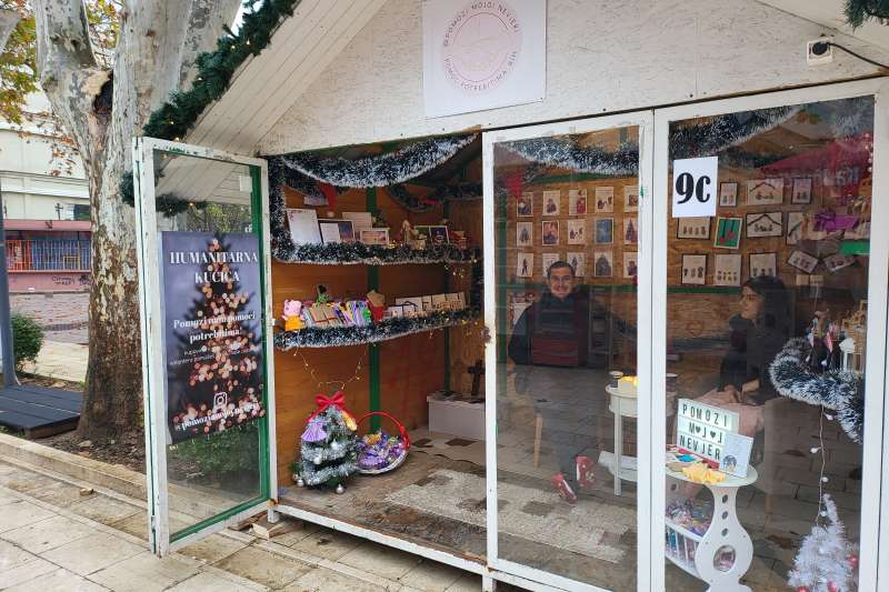 MOSTAR, 4. prosinca (FENA) - Mostarski Advent otvorio je u nedjelju gastro kutak s najrazličitijim delikatesama, slanim i slatkim, rukotvorinama i suvenirima.