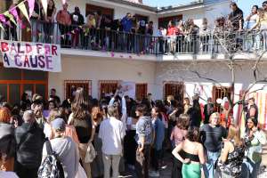 MOSTAR, 18. ožujka (FENA) - Učenici Koledža ujedinjenog svijeta u Mostaru (UWC Mostar), u suradnji s učenicima Srednje politehničke škole Mostar, organizirali su akciju “Bald for a Cause” u svrhu prikupljanja donacija za podršku radu Udruge “Novi Pogled”, te doniranja kose za izradu perika u sklopu projekta “Moja kosa, tvoja kosa