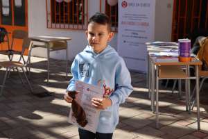 MOSTAR, 18. ožujka (FENA) - Učenici Koledža ujedinjenog svijeta u Mostaru (UWC Mostar), u suradnji s učenicima Srednje politehničke škole Mostar, organizirali su akciju “Bald for a Cause” u svrhu prikupljanja donacija za podršku radu Udruge “Novi Pogled”, te doniranja kose za izradu perika u sklopu projekta “Moja kosa, tvoja kosa