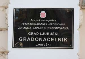 LJUBUŠKI, 10. srpnja (FENA) - Ukupno 21 ugovor za deset hercegovačkih općina i gradova u vrijednosti milijun i 948 tisuća maraka, potpisan je u srijedu u Ljubuškom. (Foto FENA/Branka Soldo)