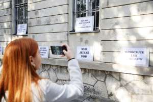 SARAJEVO, 11. novembra (FENA) - Uposlenici Nacionalne i univerzitetske biblioteke BiH, zajedno s rektorom, prorektorima, bibliotekarima i studentima simboličnim okupljanjem u kampusu Univerziteta Sarajevo danas su iskazali borbu za očuvanje NUB-a BiH i njenog budućeg rada. Vijeću ministara BiH poručili su da snosi odgovornost ne samo za NUB BiH nego i za sve institucije nauke i kulture od značaja za državu.(Foto FENA/Amer Kajmović)