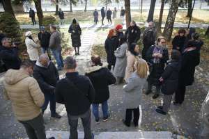 SARAJEVO, 11. novembra (FENA) - Uposlenici Nacionalne i univerzitetske biblioteke BiH, zajedno s rektorom, prorektorima, bibliotekarima i studentima simboličnim okupljanjem u kampusu Univerziteta Sarajevo danas su iskazali borbu za očuvanje NUB-a BiH i njenog budućeg rada. Vijeću ministara BiH poručili su da snosi odgovornost ne samo za NUB BiH nego i za sve institucije nauke i kulture od značaja za državu.(Foto FENA/Amer Kajmović)