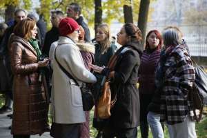 SARAJEVO, 11. novembra (FENA) - Uposlenici Nacionalne i univerzitetske biblioteke BiH, zajedno s rektorom, prorektorima, bibliotekarima i studentima simboličnim okupljanjem u kampusu Univerziteta Sarajevo danas su iskazali borbu za očuvanje NUB-a BiH i njenog budućeg rada. Vijeću ministara BiH poručili su da snosi odgovornost ne samo za NUB BiH nego i za sve institucije nauke i kulture od značaja za državu.(Foto FENA/Amer Kajmović)