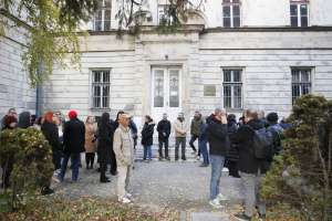 SARAJEVO, 11. novembra (FENA) - Uposlenici Nacionalne i univerzitetske biblioteke BiH, zajedno s rektorom, prorektorima, bibliotekarima i studentima simboličnim okupljanjem u kampusu Univerziteta Sarajevo danas su iskazali borbu za očuvanje NUB-a BiH i njenog budućeg rada. Vijeću ministara BiH poručili su da snosi odgovornost ne samo za NUB BiH nego i za sve institucije nauke i kulture od značaja za državu.(Foto FENA/Amer Kajmović)