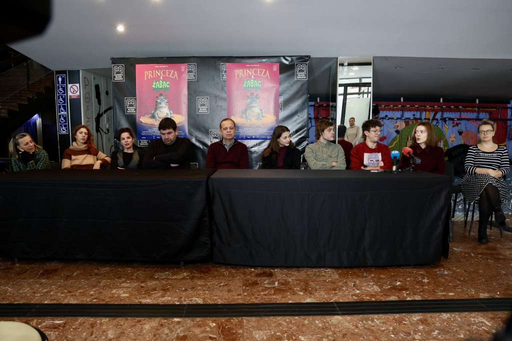 Reditelj Adis Bakrač naglašava da predstava govori i o tome koliko je bitno održati dato obećanje