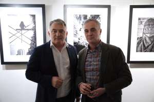 SARAJEVO, 17. aprila (FENA) - Izložba fotografija „Čovjek na istoku“, fotografa Hadisa Medenčevića, otvorena je večeras  u galeriji Java, u okviru ovogodišnjeg Modula Memorije. „Čovjek na Istoku“ je fotografska priča o razlikama i sličnostima ljudi na istoku, praćenim od Rusije, Kirgistana, Kine, Vijetnama, Kambodže, Hong Konga, Malezije pa sve do dalekog Japana, Nepala, Irana, Sjeverne i Južne Koreje. (Foto FENA/Almir Razić)