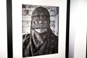 SARAJEVO, 17. aprila (FENA) - Izložba fotografija „Čovjek na istoku“, fotografa Hadisa Medenčevića, otvorena je večeras  u galeriji Java, u okviru ovogodišnjeg Modula Memorije. „Čovjek na Istoku“ je fotografska priča o razlikama i sličnostima ljudi na istoku, praćenim od Rusije, Kirgistana, Kine, Vijetnama, Kambodže, Hong Konga, Malezije pa sve do dalekog Japana, Nepala, Irana, Sjeverne i Južne Koreje. (Foto FENA/Almir Razić)