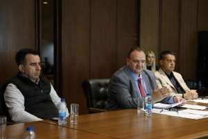 SARAJEVO, 17. aprila (FENA) - Ministar komunikacija i prometa Bosne i Hercegovine Edin Forto razgovarao je danas sa predstavnicima prijevoznika o aktuelnoj problematici domaćih prijevoznika tereta. (Foto FENA/Amer Kajmović)