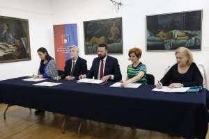 SARAJEVO, 17. aprila (FENA) - Ministar kulture i sporta Kantona Sarajevo Kenan Magoda potpisao je danas s direktorima ugovore o sufinansiranju četiri ključne institucije kulture Bosne i Hercegovine: Historijskog muzeja BiH, Kinoteke BiH, Muzeja književnosti i pozorišne umjetnosti BiH i Umjetničke galerije BiH. (Foto FENA/Amer Kajmović)
