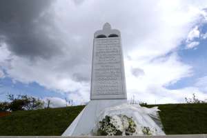 SARAJEVO, 17. aprila (FENA) -  U okviru obilježavanja 15. aprila - Dana Armije Republike Bosne i Hercegovine,  na Vlakovu svečano otvoreno Centralno spomen-obilježje – nišan s grbom ljiljana. (Foto FENA/Almir Razić)