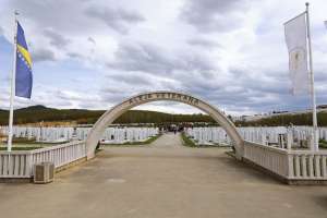 SARAJEVO, 17. aprila (FENA) -  U okviru obilježavanja 15. aprila - Dana Armije Republike Bosne i Hercegovine,  na Vlakovu svečano otvoreno Centralno spomen-obilježje – nišan s grbom ljiljana. (Foto FENA/Almir Razić)
