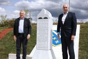 SARAJEVO, 17. aprila (FENA) -  U okviru obilježavanja 15. aprila - Dana Armije Republike Bosne i Hercegovine,  na Vlakovu svečano otvoreno Centralno spomen-obilježje – nišan s grbom ljiljana. (Foto FENA/Almir Razić)