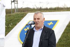 SARAJEVO, 17. aprila (FENA) -  U okviru obilježavanja 15. aprila - Dana Armije Republike Bosne i Hercegovine,  na Vlakovu svečano otvoreno Centralno spomen-obilježje – nišan s grbom ljiljana. (Foto FENA/Almir Razić)