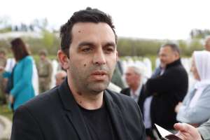 SARAJEVO, 17. aprila (FENA) -  U okviru obilježavanja 15. aprila - Dana Armije Republike Bosne i Hercegovine,  na Vlakovu svečano otvoreno Centralno spomen-obilježje – nišan s grbom ljiljana. (Foto FENA/Almir Razić)