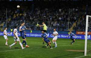 SARAJEVO, 16. april (FENA) – Nogometaši Željezničara nisu uspjeli nadoknaditi tri gola zaostatka iz prve utakmice polufinala Kupa Bosne i Hercegovine protiv Širokog Brijega. Iako su danas na stadionu 