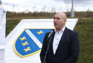 SARAJEVO, 17. aprila (FENA) -  U okviru obilježavanja 15. aprila - Dana Armije Republike Bosne i Hercegovine,  na Vlakovu svečano otvoreno Centralno spomen-obilježje – nišan s grbom ljiljana. (Foto FENA/Almir Razić)