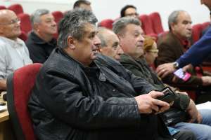 SARAJEVO, 17. aprila (FENA) - Pčele su mali, ali neprocjenjivi čuvari naše budućnosti. Njihova je uloga u održavanju ekosustava i proizvodnji hrane neizmjerno važna. Zbog toga je važno shvatiti ozbiljnost situacije i aktivno raditi na zaštiti pčela. Bez njih naš svijet ne bi bio isti, a posljedice njihova nestanka bile bi katastrofalne. Stoga trebamo djelovati sada kako bismo osigurali bolju budućnost za sve nas - poruka je Saveza pčelara Federacije Bosne i Hercegovine, koji su danas u Sarajevu održali prvo savjetovanje o 