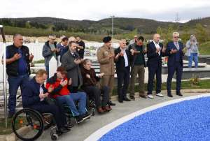 SARAJEVO, 17. aprila (FENA) -  U okviru obilježavanja 15. aprila - Dana Armije Republike Bosne i Hercegovine,  na Vlakovu svečano otvoreno Centralno spomen-obilježje – nišan s grbom ljiljana. (Foto FENA/Almir Razić)