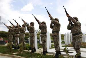 SARAJEVO, 17. aprila (FENA) -  U okviru obilježavanja 15. aprila - Dana Armije Republike Bosne i Hercegovine,  na Vlakovu svečano otvoreno Centralno spomen-obilježje – nišan s grbom ljiljana. (Foto FENA/Almir Razić)