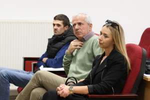 SARAJEVO, 17. aprila (FENA) - Pčele su mali, ali neprocjenjivi čuvari naše budućnosti. Njihova je uloga u održavanju ekosustava i proizvodnji hrane neizmjerno važna. Zbog toga je važno shvatiti ozbiljnost situacije i aktivno raditi na zaštiti pčela. Bez njih naš svijet ne bi bio isti, a posljedice njihova nestanka bile bi katastrofalne. Stoga trebamo djelovati sada kako bismo osigurali bolju budućnost za sve nas - poruka je Saveza pčelara Federacije Bosne i Hercegovine, koji su danas u Sarajevu održali prvo savjetovanje o 