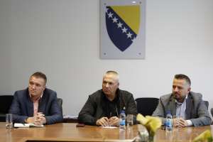 SARAJEVO, 17. aprila (FENA) - Ministar komunikacija i prometa Bosne i Hercegovine Edin Forto razgovarao je danas sa predstavnicima prijevoznika o aktuelnoj problematici domaćih prijevoznika tereta. (Foto FENA/Amer Kajmović)