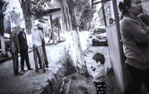 SARAJEVO, 17. aprila (FENA) - Izložba fotografija „Čovjek na istoku“, fotografa Hadisa Medenčevića, otvorena je večeras  u galeriji Java, u okviru ovogodišnjeg Modula Memorije. „Čovjek na Istoku“ je fotografska priča o razlikama i sličnostima ljudi na istoku, praćenim od Rusije, Kirgistana, Kine, Vijetnama, Kambodže, Hong Konga, Malezije pa sve do dalekog Japana, Nepala, Irana, Sjeverne i Južne Koreje. (Foto FENA/Almir Razić)