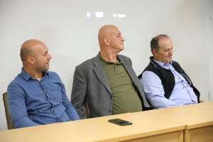 SARAJEVO, 17. aprila (FENA) - Pčele su mali, ali neprocjenjivi čuvari naše budućnosti. Njihova je uloga u održavanju ekosustava i proizvodnji hrane neizmjerno važna. Zbog toga je važno shvatiti ozbiljnost situacije i aktivno raditi na zaštiti pčela. Bez njih naš svijet ne bi bio isti, a posljedice njihova nestanka bile bi katastrofalne. Stoga trebamo djelovati sada kako bismo osigurali bolju budućnost za sve nas - poruka je Saveza pčelara Federacije Bosne i Hercegovine, koji su danas u Sarajevu održali prvo savjetovanje o 