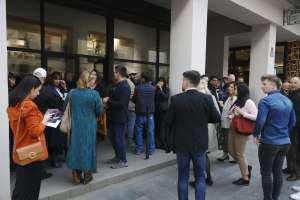 SARAJEVO, 17. aprila (FENA) - Izložba fotografija „Čovjek na istoku“, fotografa Hadisa Medenčevića, otvorena je večeras  u galeriji Java, u okviru ovogodišnjeg Modula Memorije. „Čovjek na Istoku“ je fotografska priča o razlikama i sličnostima ljudi na istoku, praćenim od Rusije, Kirgistana, Kine, Vijetnama, Kambodže, Hong Konga, Malezije pa sve do dalekog Japana, Nepala, Irana, Sjeverne i Južne Koreje. (Foto FENA/Almir Razić)