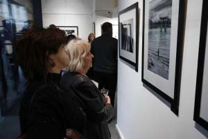 SARAJEVO, 17. aprila (FENA) - Izložba fotografija „Čovjek na istoku“, fotografa Hadisa Medenčevića, otvorena je večeras  u galeriji Java, u okviru ovogodišnjeg Modula Memorije. „Čovjek na Istoku“ je fotografska priča o razlikama i sličnostima ljudi na istoku, praćenim od Rusije, Kirgistana, Kine, Vijetnama, Kambodže, Hong Konga, Malezije pa sve do dalekog Japana, Nepala, Irana, Sjeverne i Južne Koreje. (Foto FENA/Almir Razić)
