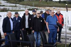 SARAJEVO, 17. aprila (FENA) -  U okviru obilježavanja 15. aprila - Dana Armije Republike Bosne i Hercegovine,  na Vlakovu svečano otvoreno Centralno spomen-obilježje – nišan s grbom ljiljana. (Foto FENA/Almir Razić)
