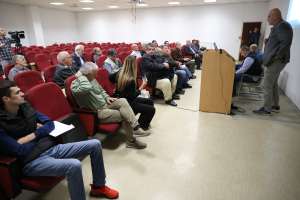 SARAJEVO, 17. aprila (FENA) - Pčele su mali, ali neprocjenjivi čuvari naše budućnosti. Njihova je uloga u održavanju ekosustava i proizvodnji hrane neizmjerno važna. Zbog toga je važno shvatiti ozbiljnost situacije i aktivno raditi na zaštiti pčela. Bez njih naš svijet ne bi bio isti, a posljedice njihova nestanka bile bi katastrofalne. Stoga trebamo djelovati sada kako bismo osigurali bolju budućnost za sve nas - poruka je Saveza pčelara Federacije Bosne i Hercegovine, koji su danas u Sarajevu održali prvo savjetovanje o 