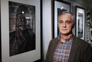 SARAJEVO, 17. aprila (FENA) - Izložba fotografija „Čovjek na istoku“, fotografa Hadisa Medenčevića, otvorena je večeras  u galeriji Java, u okviru ovogodišnjeg Modula Memorije. „Čovjek na Istoku“ je fotografska priča o razlikama i sličnostima ljudi na istoku, praćenim od Rusije, Kirgistana, Kine, Vijetnama, Kambodže, Hong Konga, Malezije pa sve do dalekog Japana, Nepala, Irana, Sjeverne i Južne Koreje. (Foto FENA/Almir Razić)