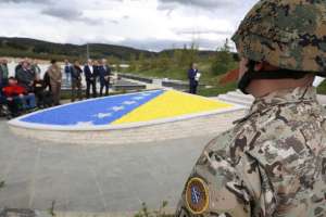 SARAJEVO, 17. aprila (FENA) -  U okviru obilježavanja 15. aprila - Dana Armije Republike Bosne i Hercegovine,  na Vlakovu svečano otvoreno Centralno spomen-obilježje – nišan s grbom ljiljana. (Foto FENA/Almir Razić)