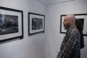 SARAJEVO, 17. aprila (FENA) - Izložba fotografija „Čovjek na istoku“, fotografa Hadisa Medenčevića, otvorena je večeras  u galeriji Java, u okviru ovogodišnjeg Modula Memorije. „Čovjek na Istoku“ je fotografska priča o razlikama i sličnostima ljudi na istoku, praćenim od Rusije, Kirgistana, Kine, Vijetnama, Kambodže, Hong Konga, Malezije pa sve do dalekog Japana, Nepala, Irana, Sjeverne i Južne Koreje. (Foto FENA/Almir Razić)