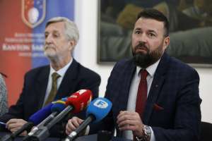 SARAJEVO, 17. aprila (FENA) - Ministar kulture i sporta Kantona Sarajevo Kenan Magoda potpisao je danas s direktorima ugovore o sufinansiranju četiri ključne institucije kulture Bosne i Hercegovine: Historijskog muzeja BiH, Kinoteke BiH, Muzeja književnosti i pozorišne umjetnosti BiH i Umjetničke galerije BiH. (Foto FENA/Amer Kajmović)
