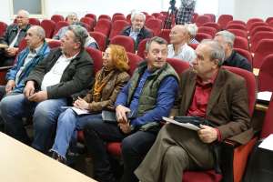 SARAJEVO, 17. aprila (FENA) - Pčele su mali, ali neprocjenjivi čuvari naše budućnosti. Njihova je uloga u održavanju ekosustava i proizvodnji hrane neizmjerno važna. Zbog toga je važno shvatiti ozbiljnost situacije i aktivno raditi na zaštiti pčela. Bez njih naš svijet ne bi bio isti, a posljedice njihova nestanka bile bi katastrofalne. Stoga trebamo djelovati sada kako bismo osigurali bolju budućnost za sve nas - poruka je Saveza pčelara Federacije Bosne i Hercegovine, koji su danas u Sarajevu održali prvo savjetovanje o 