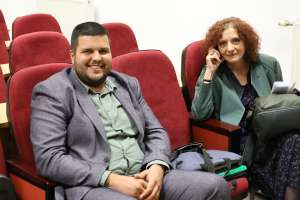 SARAJEVO, 17. aprila (FENA) - Pčele su mali, ali neprocjenjivi čuvari naše budućnosti. Njihova je uloga u održavanju ekosustava i proizvodnji hrane neizmjerno važna. Zbog toga je važno shvatiti ozbiljnost situacije i aktivno raditi na zaštiti pčela. Bez njih naš svijet ne bi bio isti, a posljedice njihova nestanka bile bi katastrofalne. Stoga trebamo djelovati sada kako bismo osigurali bolju budućnost za sve nas - poruka je Saveza pčelara Federacije Bosne i Hercegovine, koji su danas u Sarajevu održali prvo savjetovanje o 