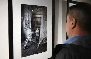 SARAJEVO, 17. aprila (FENA) - Izložba fotografija „Čovjek na istoku“, fotografa Hadisa Medenčevića, otvorena je večeras  u galeriji Java, u okviru ovogodišnjeg Modula Memorije. „Čovjek na Istoku“ je fotografska priča o razlikama i sličnostima ljudi na istoku, praćenim od Rusije, Kirgistana, Kine, Vijetnama, Kambodže, Hong Konga, Malezije pa sve do dalekog Japana, Nepala, Irana, Sjeverne i Južne Koreje. (Foto FENA/Almir Razić)