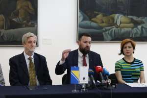 SARAJEVO, 17. aprila (FENA) - Ministar kulture i sporta Kantona Sarajevo Kenan Magoda potpisao je danas s direktorima ugovore o sufinansiranju četiri ključne institucije kulture Bosne i Hercegovine: Historijskog muzeja BiH, Kinoteke BiH, Muzeja književnosti i pozorišne umjetnosti BiH i Umjetničke galerije BiH. (Foto FENA/Amer Kajmović)
