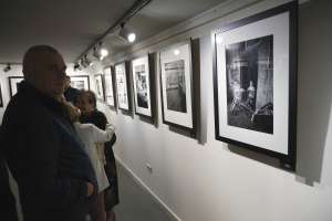 SARAJEVO, 17. aprila (FENA) - Izložba fotografija „Čovjek na istoku“, fotografa Hadisa Medenčevića, otvorena je večeras  u galeriji Java, u okviru ovogodišnjeg Modula Memorije. „Čovjek na Istoku“ je fotografska priča o razlikama i sličnostima ljudi na istoku, praćenim od Rusije, Kirgistana, Kine, Vijetnama, Kambodže, Hong Konga, Malezije pa sve do dalekog Japana, Nepala, Irana, Sjeverne i Južne Koreje. (Foto FENA/Almir Razić)
