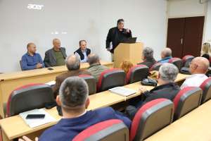 SARAJEVO, 17. aprila (FENA) - Pčele su mali, ali neprocjenjivi čuvari naše budućnosti. Njihova je uloga u održavanju ekosustava i proizvodnji hrane neizmjerno važna. Zbog toga je važno shvatiti ozbiljnost situacije i aktivno raditi na zaštiti pčela. Bez njih naš svijet ne bi bio isti, a posljedice njihova nestanka bile bi katastrofalne. Stoga trebamo djelovati sada kako bismo osigurali bolju budućnost za sve nas - poruka je Saveza pčelara Federacije Bosne i Hercegovine, koji su danas u Sarajevu održali prvo savjetovanje o 