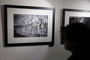 SARAJEVO, 17. aprila (FENA) - Izložba fotografija „Čovjek na istoku“, fotografa Hadisa Medenčevića, otvorena je večeras  u galeriji Java, u okviru ovogodišnjeg Modula Memorije. „Čovjek na Istoku“ je fotografska priča o razlikama i sličnostima ljudi na istoku, praćenim od Rusije, Kirgistana, Kine, Vijetnama, Kambodže, Hong Konga, Malezije pa sve do dalekog Japana, Nepala, Irana, Sjeverne i Južne Koreje. (Foto FENA/Almir Razić)